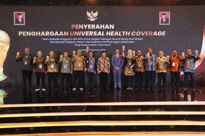 Bupati Kepahiang Raih Penghargaan UHC Awards 2024 