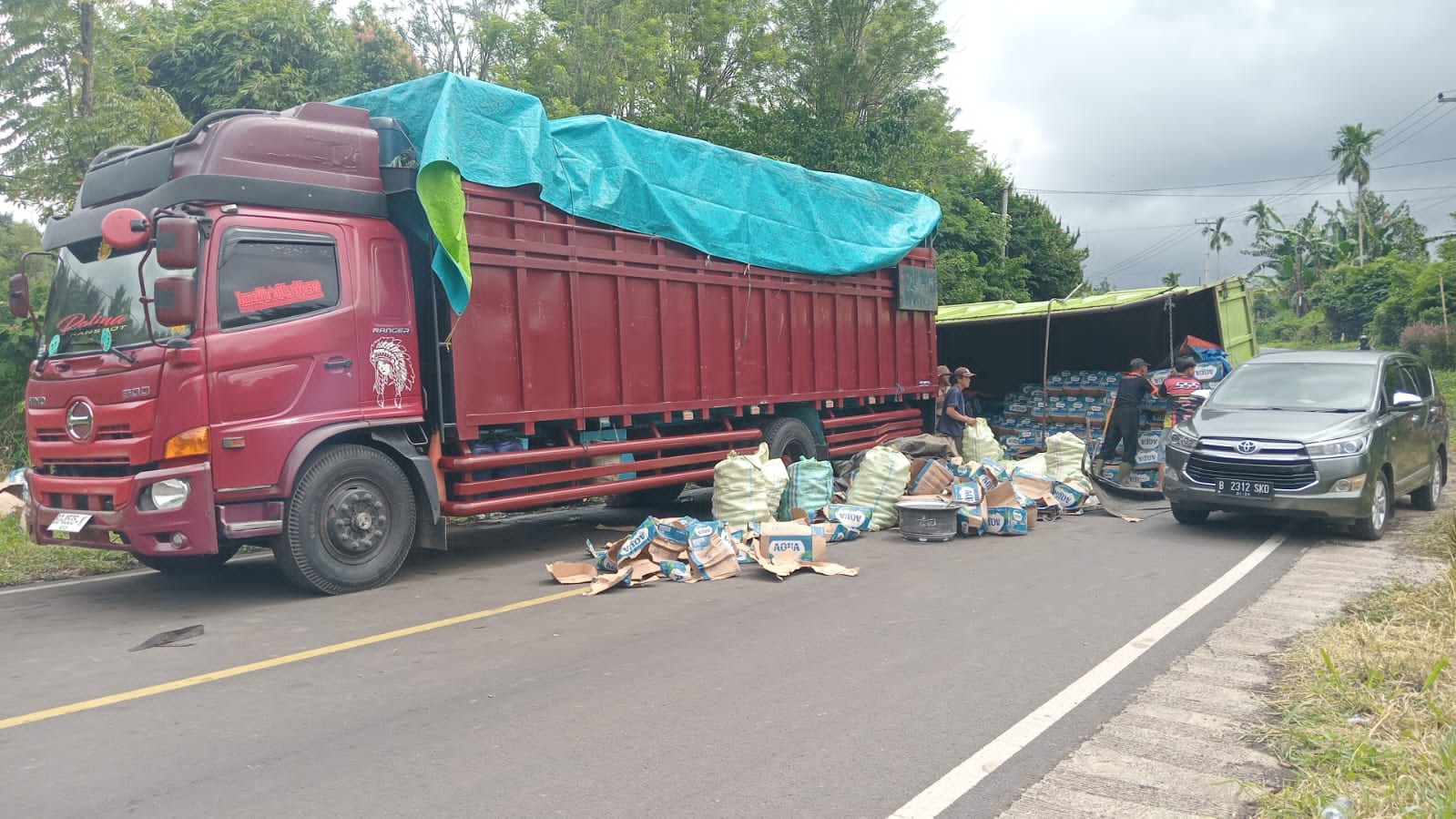 Diduga Tak Mampu Menanjak, Truk Muatan Air Mineral Terguling di Rejang Lebong 