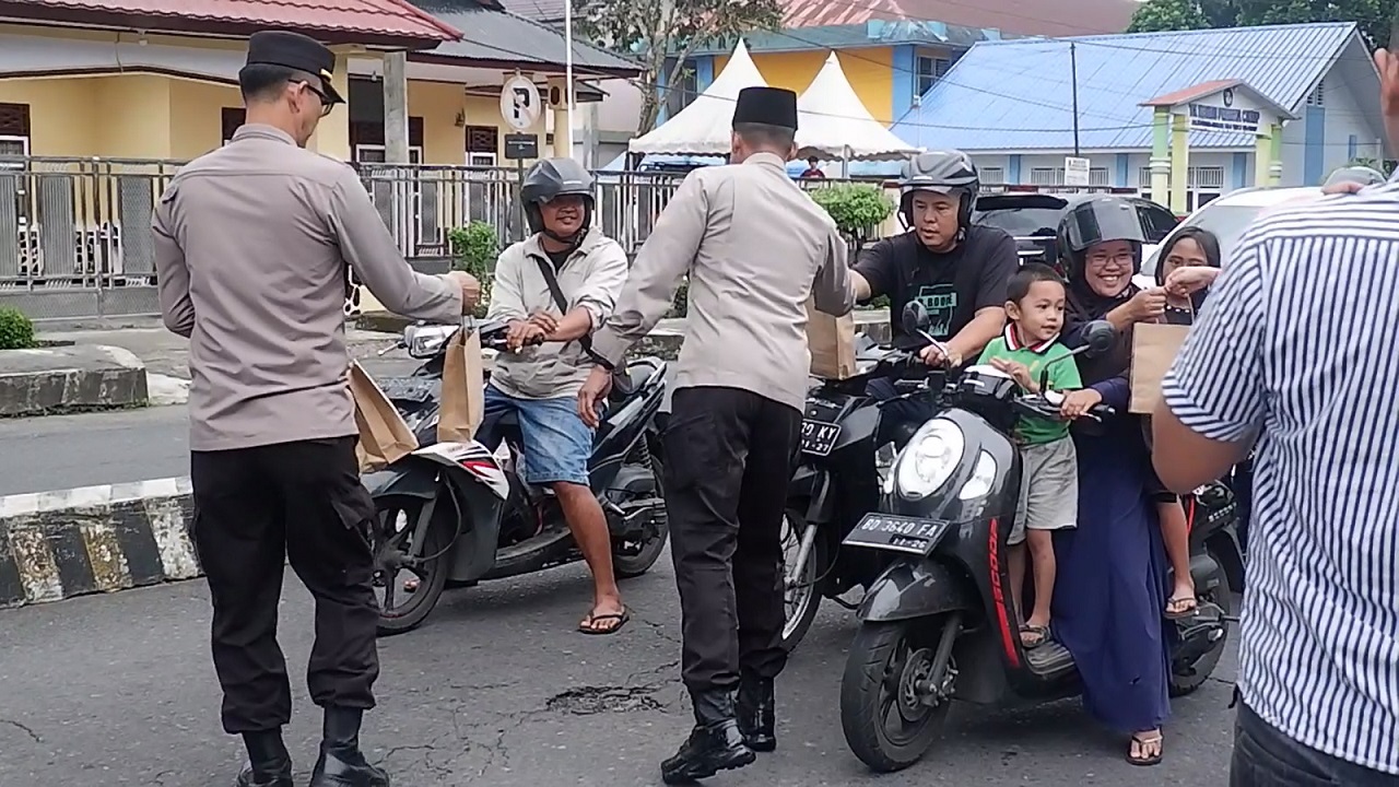 Polres RL Bagikan 150 Paket Takjil Untuk Pengendara