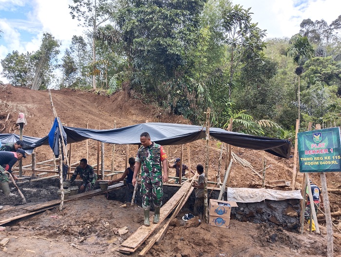 Tanpa Kenal Lelah, Pembuatan Plat Duiker Terus Dikebut Satgas TMMD