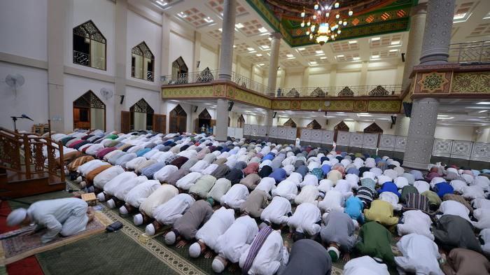 Apakah Laki-Laki Muslim Wajib Sholat di Masjid?