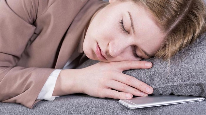 Jangan Letakkan Handphone di Bawah Bantal Saat Tidur