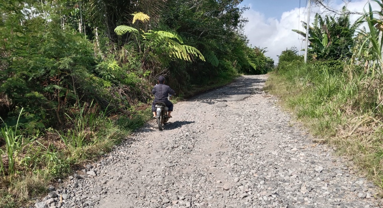 Akses Jalan Rusak Parah, Warga Air Bening Harus Berjuang Tempuh Pendidikan
