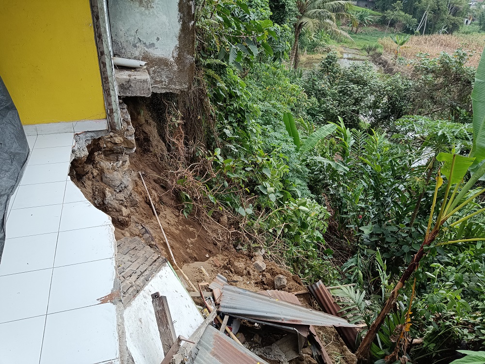 Longsor Kampung Jawa Hantam 2 Rumah