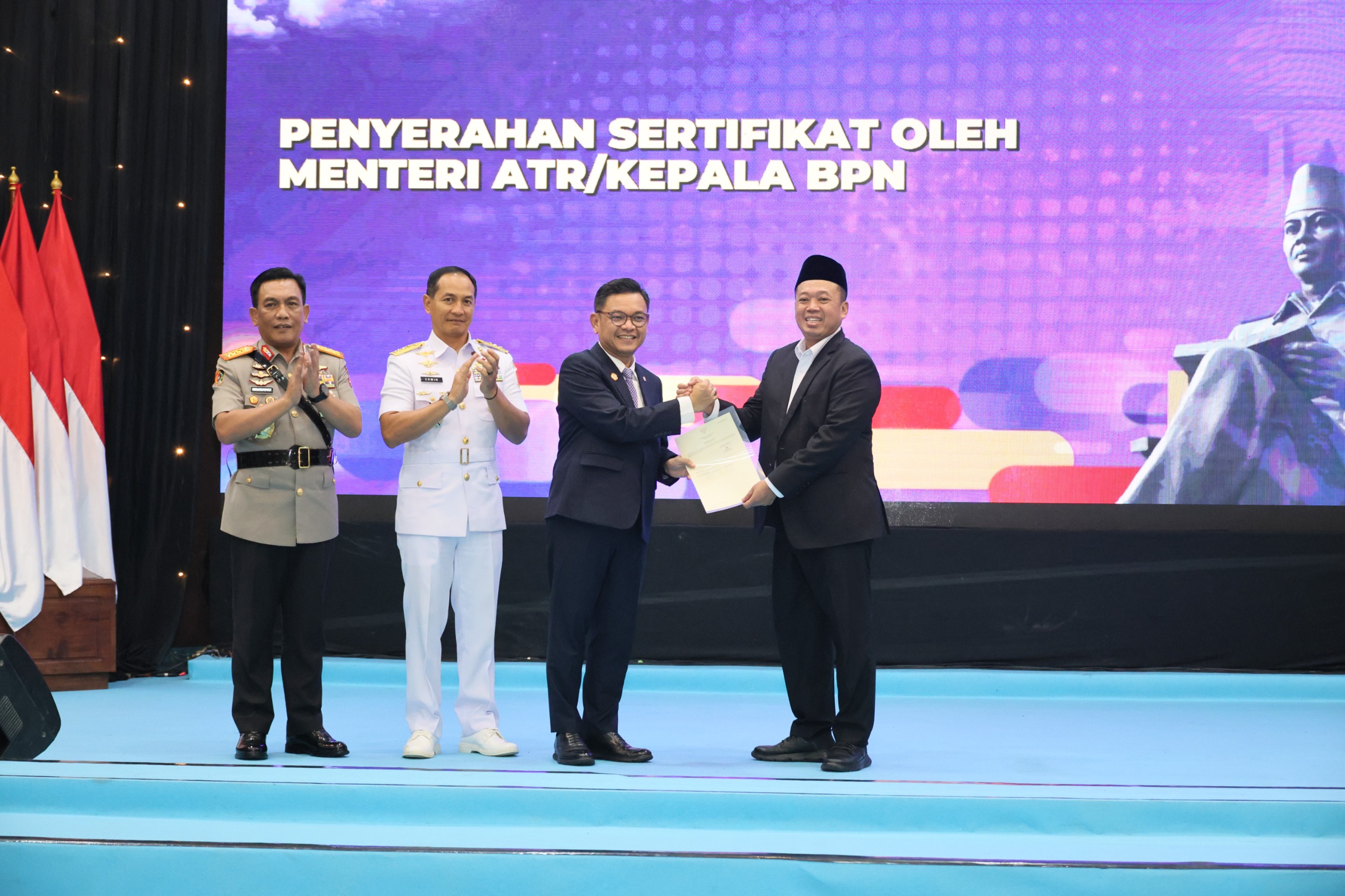  Menteri Nusron Serahkan Sertipikat Hak Pakai untuk Lemhannas RI