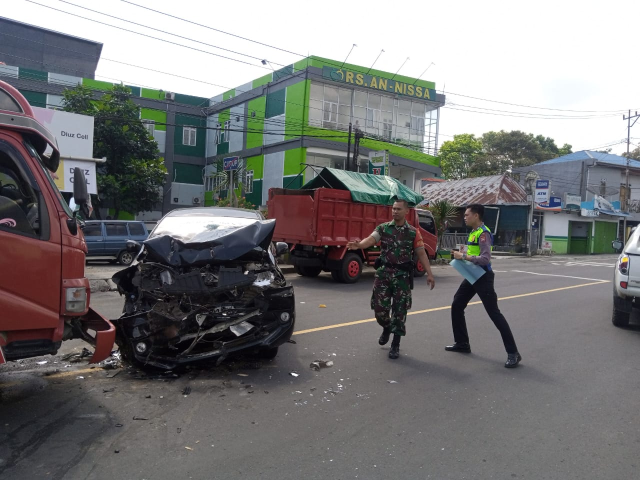 Heboh, Daihatsu Xenia Tabrak Toyota Dyna