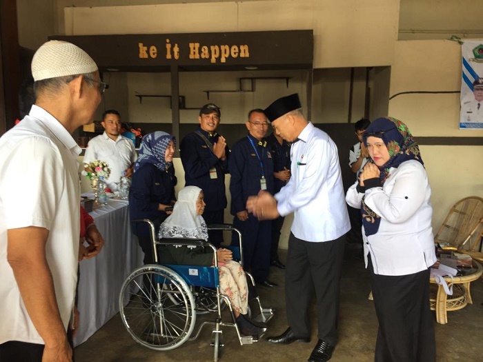 Penyandang Disabilitas Dibantu Tongkat dan Kursi Roda