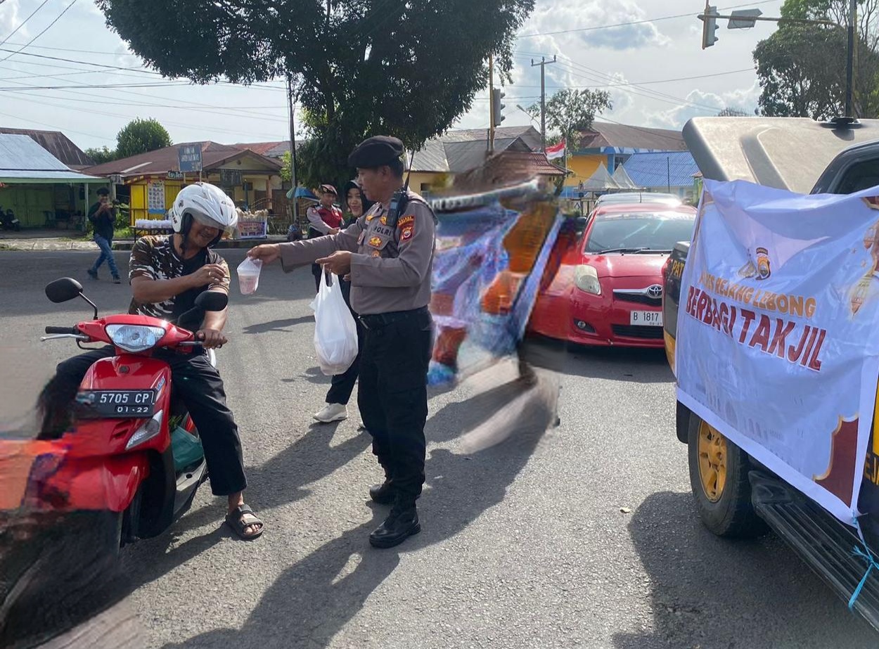 Warga Antusias Program Berbagi Takjil Polres Rejang Lebong 