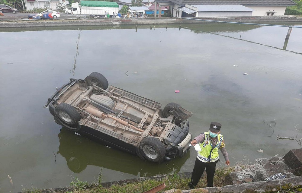 Ngantuk, Terios Nyemplung ke Kolam