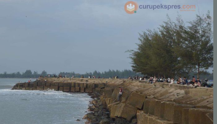 Pantai Tapak Paderi Bengkulu, Pantai Dengan Keindahan Lautnya