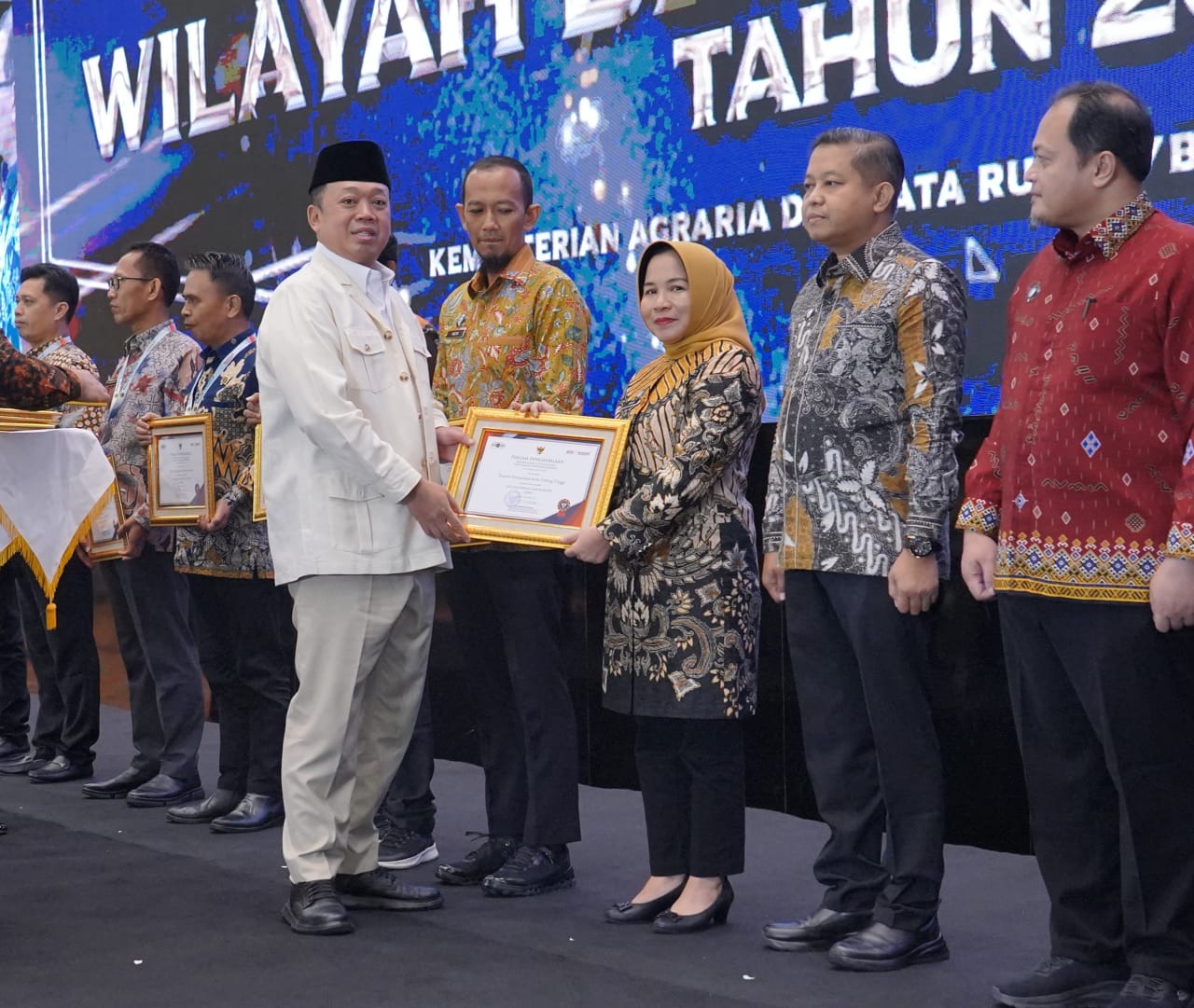 Menteri Nusron Serahkan Penghargaan Bagi 24 Satker ATR/BPN, Terima Predikat WBK