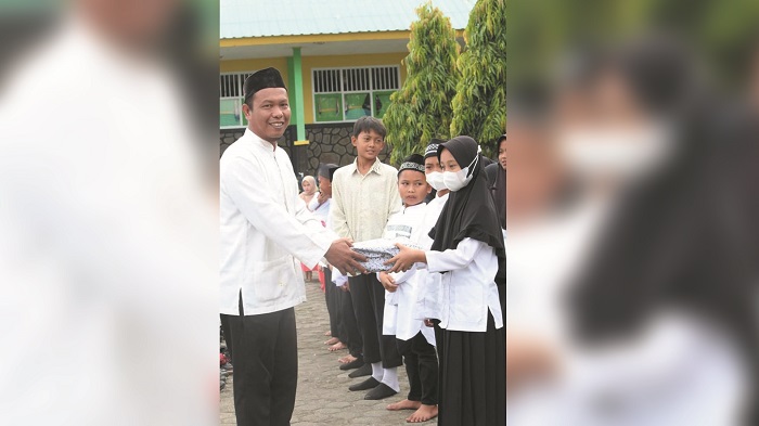 SDN 4 RL Salurkan Bantuan Infaq