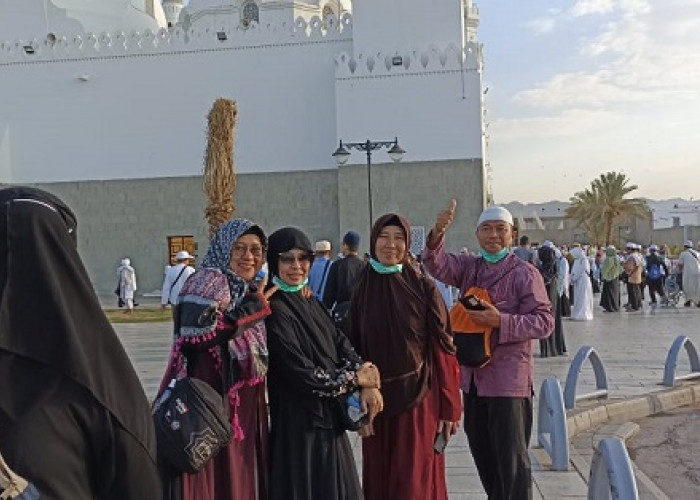 Jemaah Haji Tambahan Masih di Madinah, Kunjungi Makam Nabi