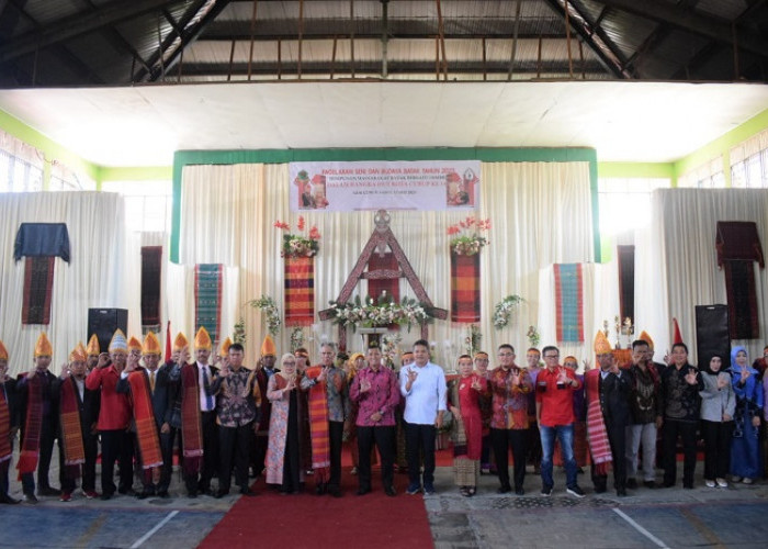 Keren.. Dari Pagelaran Seni HMBB, Bupati RL Ajak Lestarikan Adat Istiadat di Rejang Lebong