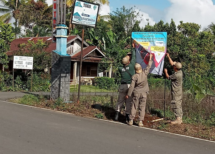 Ratusan Baliho Parpol  Tak Berizin Dicopot
