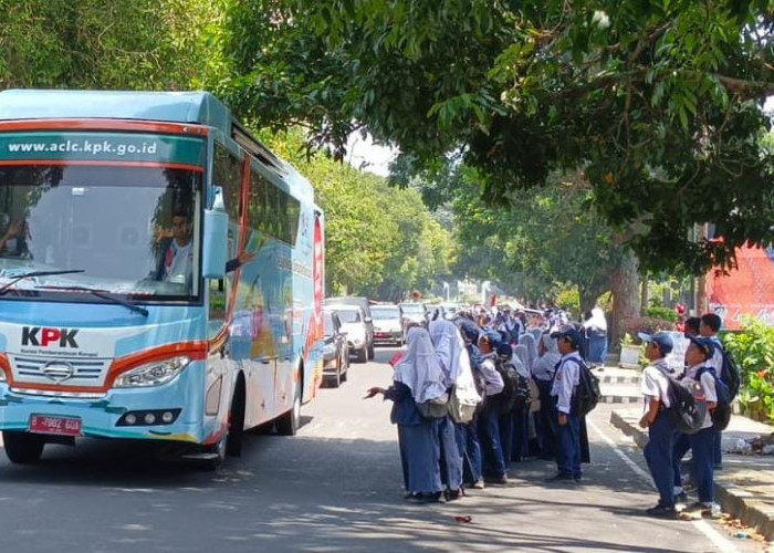 Roadshow Bus KPK Disambut Antusias, Pelajar Bersorak dan Kibarkan Bendera