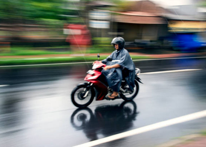 Cara Ngerem Motor Saat Hujan Agar Tidak Tergelincir