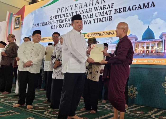 Menteri ATR/BPN Serahkan 2.532 Sertipikat Tanah Wakaf di Jatim