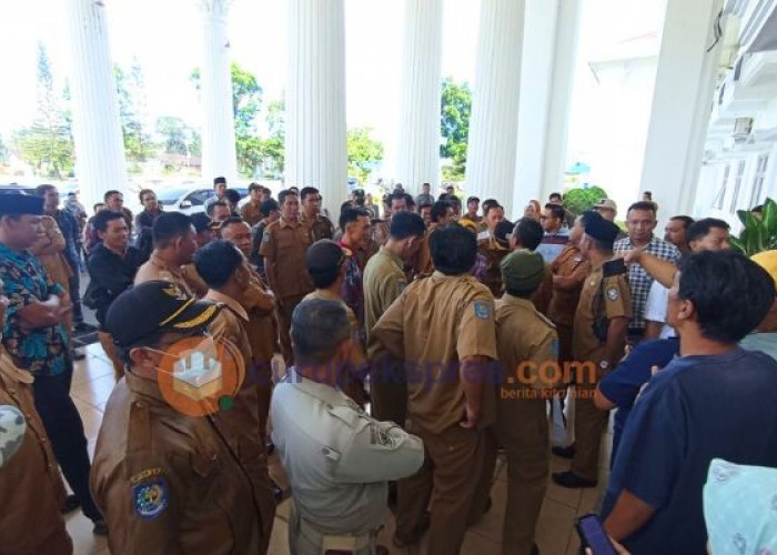 Puluhan Kades di Kepahiang Bergerombol Demo Kantor Bupati, Ini Alasannya..