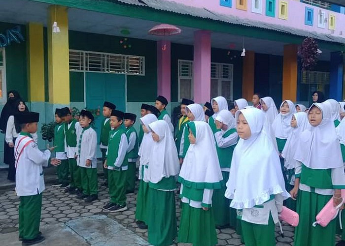 12 Madrasah Ibtidaiyah IniLaksanakan AMBK