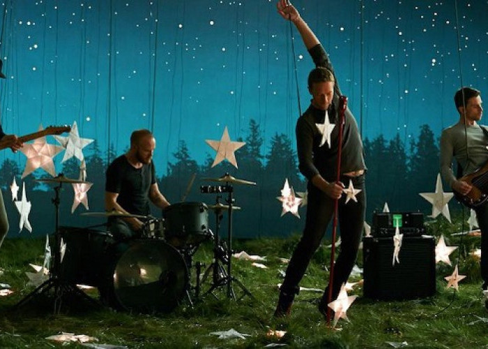 Lirik Lagu  'A Sky Full Of Stars' Coldplay dan Terjemahannya