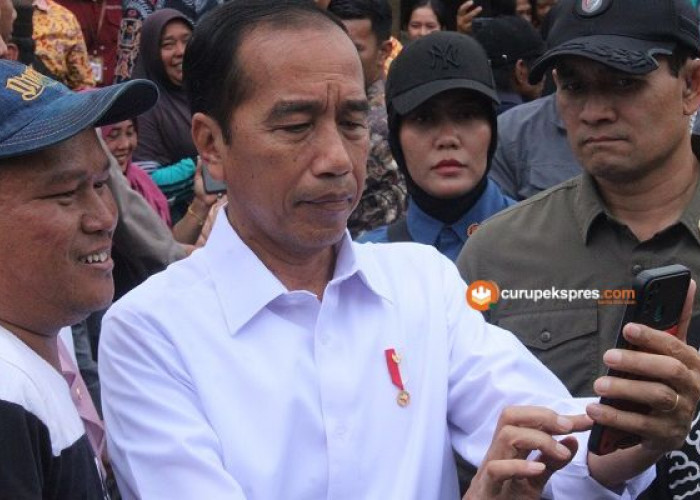Momen Jokowi Ajak Selfie Pedagang di Pasar Kepahiang