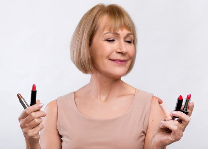 Trik Memilih Warna Lipstik yang Tepat di Usia 40-an