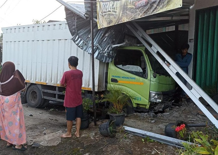 Diduga Supir Ngantuk, Truk Indomaret Tabrak Rumah Warga 