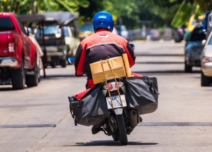 Tips Aman Membawa Barang Saat Naik Motor