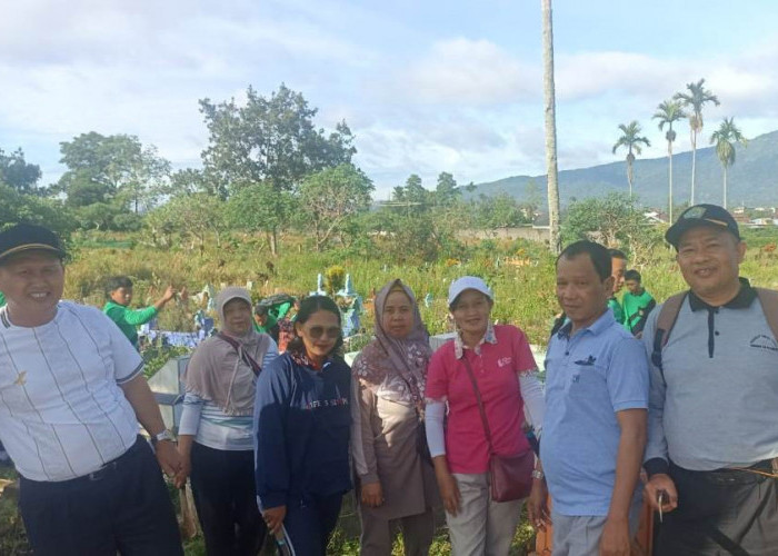 Momen HAB, Kemenag Gotong Royong Bersihkan TPU