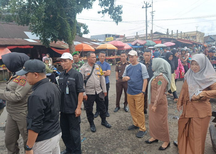 Masih Membandel, Tim Lintor Tertibkan Pedagang Pasar Atas