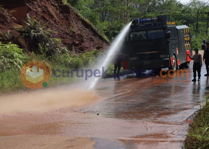 Jalan Lintas Lebong-Bengkulu Utara Berlumpur, Polisi Turunkan Water Canon !!