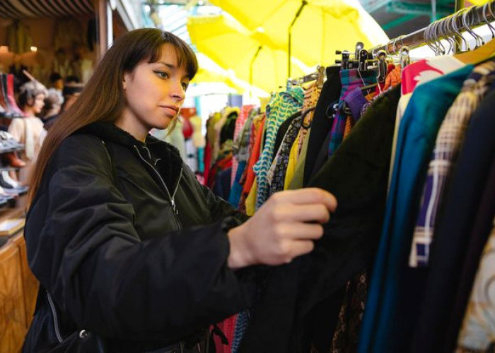  Baju Thrifting Bisa Menyimpan Virus ? Begini Penjelasan dan Tips Aman dari Dokter Kulit