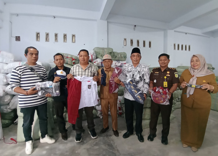 Penyaluran 9.273 Setel Seragam Gratis Rampung