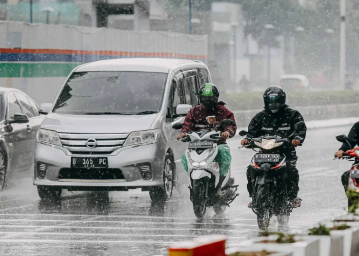 Waspada Angin Kencang, Hujan, dan Banjir, Ini 10 Tips Aman Sebelum Liburan dengan Jalur Darat!