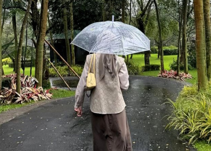  Anti Gagal OOTD di Musim Hujan, Ini Tips Sat-Set Biar Tetap Kece !