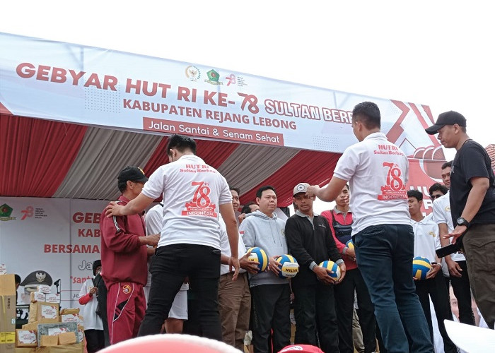  Dukung Semangat Olahraga Masyarakat Rejang Lebong, Sultan Bachtiar Najamudin Berikan Bantuan Bola