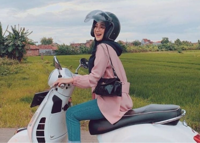 Riding in Style: Tips Mengkombinasikan Helm dengan OOTD Wanita