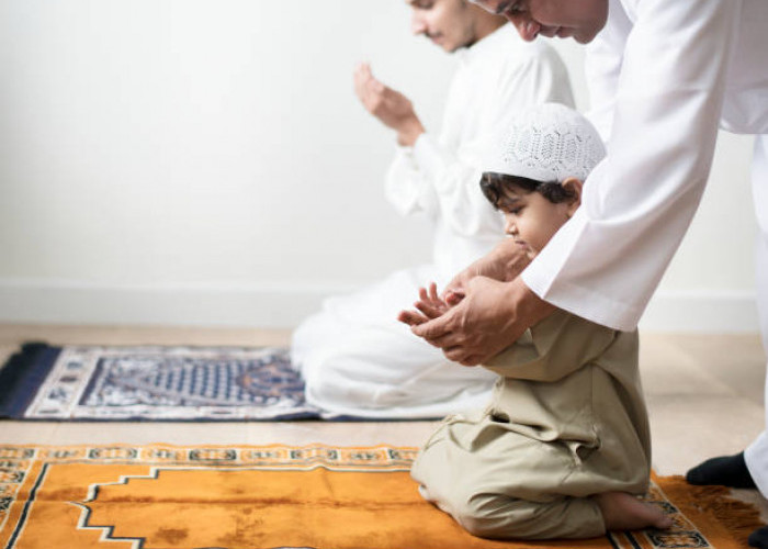 Tips Agar Anak Tenang saat Diajak Sholat Berjamaah di Masjid