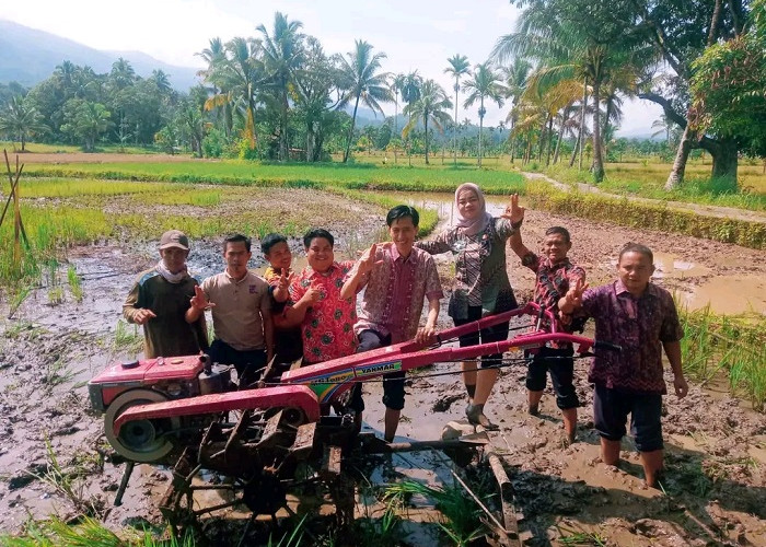 Kelompok Tani Terima Bantuan Hand Traktor