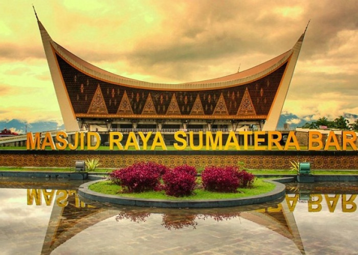 Arsitektur Masjid Raya Padang (Sumatera Barat) yang Memukau