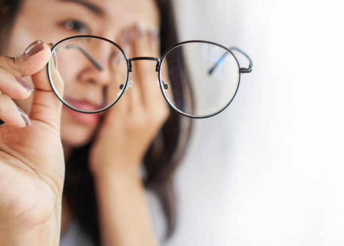 Mitos atau Fakta? Pakai Kacamata Membuat Minus Mata Bertambah