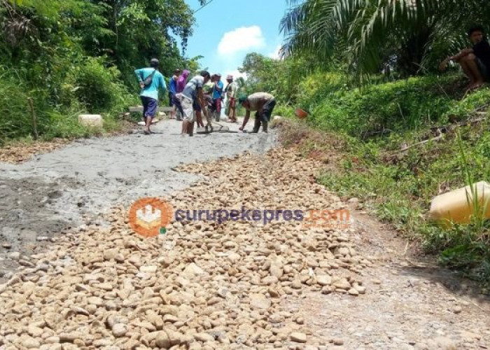 Tak Kunjung Diperbaiki, Tiga Desa Di PUT Gotong Royong Perbaiki Jalan Rusak 