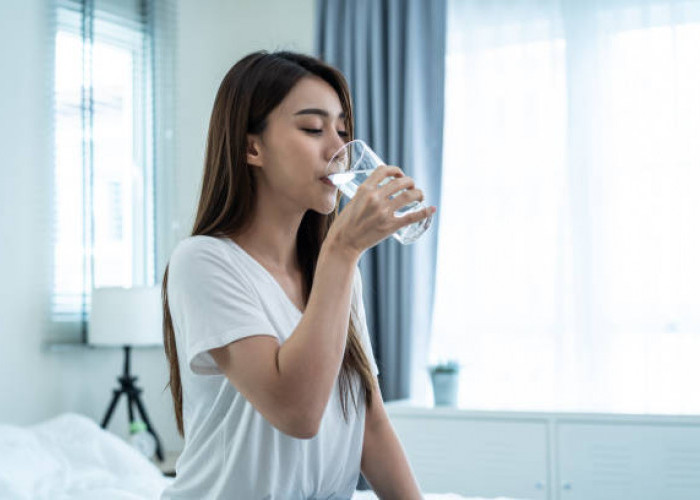 Minum Air Setelah Bangun Tidur Bermanfaat untuk Kesehatan