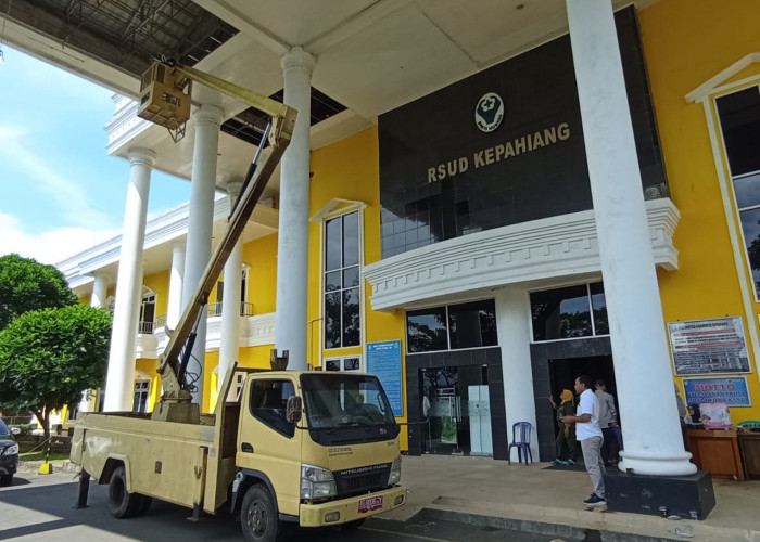 Jelang Kedatangan Presiden ke Kepahiang, RSUD Perbaiki Lampu di Plafon