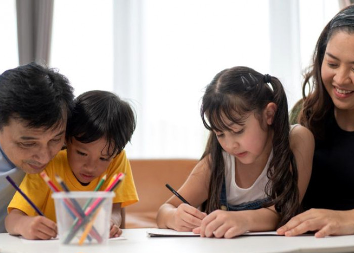 Bukan Hanya di Kelas, Ini Peran Keluarga dan Lingkungan dalam Pendidikan