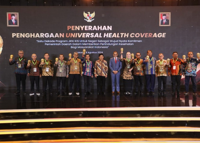 Bupati Kepahiang Raih Penghargaan UHC Awards 2024 