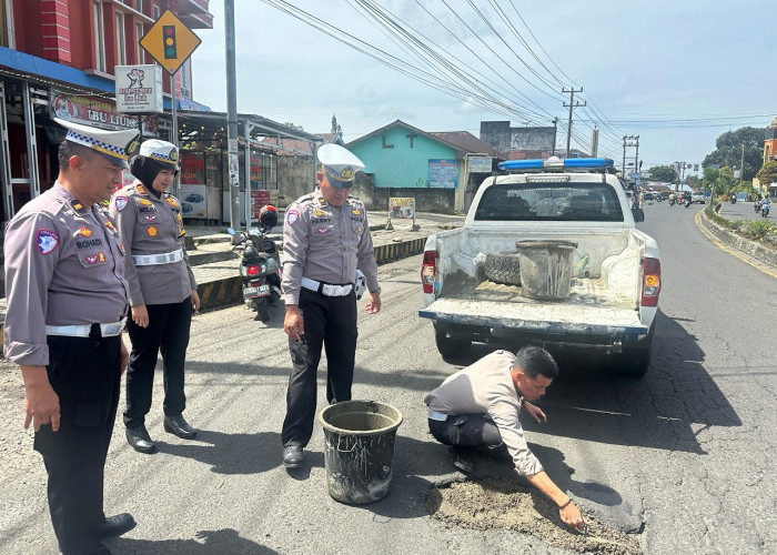 Antisipasi Terjadinya Laka, Satlantas Tambal 3 Titik Jalan Berlubang di RL