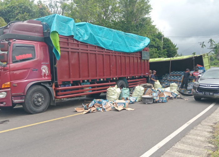 Diduga Tak Mampu Menanjak, Truk Muatan Air Mineral Terguling di Rejang Lebong 