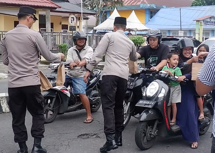  Polres RL Bagikan 150 Paket Takjil Untuk Pengendara